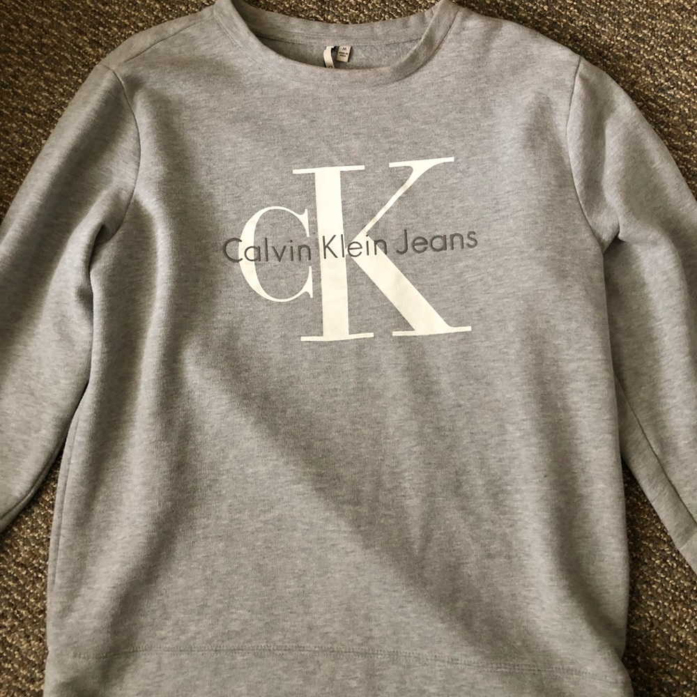 Super soft Calvin Klein sweater — LIKE NEW!